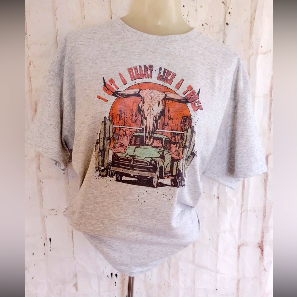 I GOT A HEART LIKE A TRUCK  Country Music Song By Lainey Wilson Grey T-Shirt